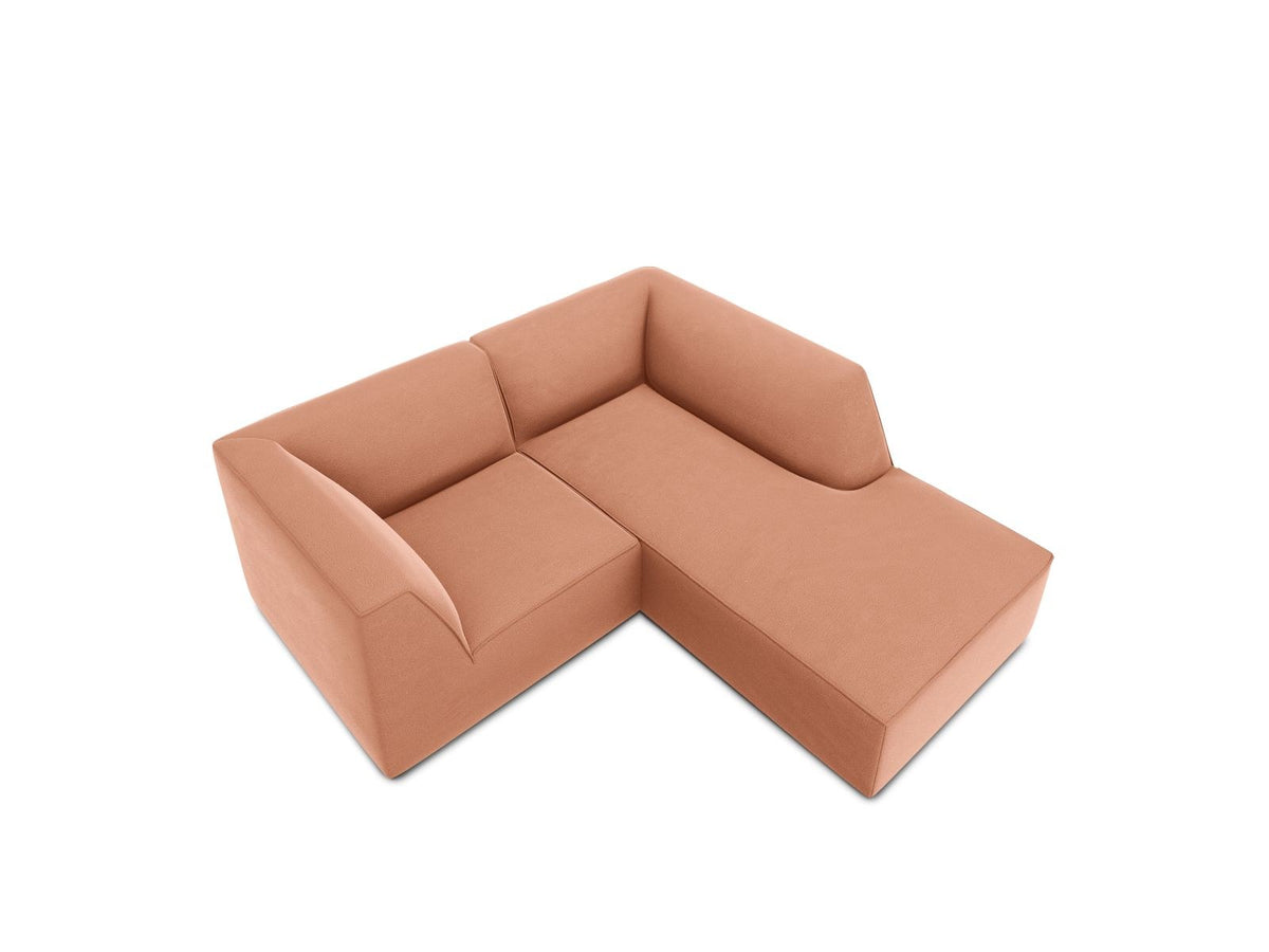 Modulares Ecksofa Siena in Beige-Salvador Samtstoff mit Récamiere, schwarzen Kunststoffbeinen und massivem Holzrahmen, rechts ausgerichtet.