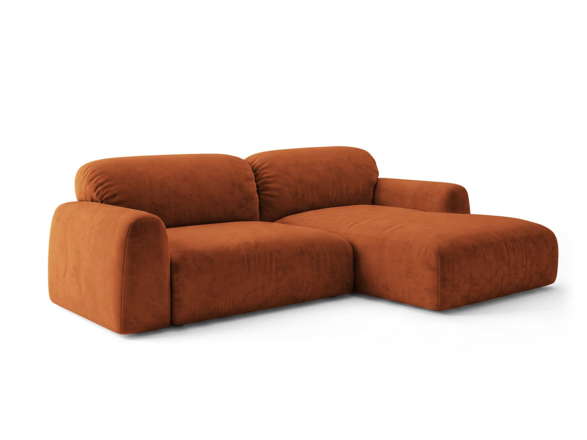 Ecksofa Milan rechts mit Récamiere, Bluvel-Bezug und schwarzen Kunststoffbeinen