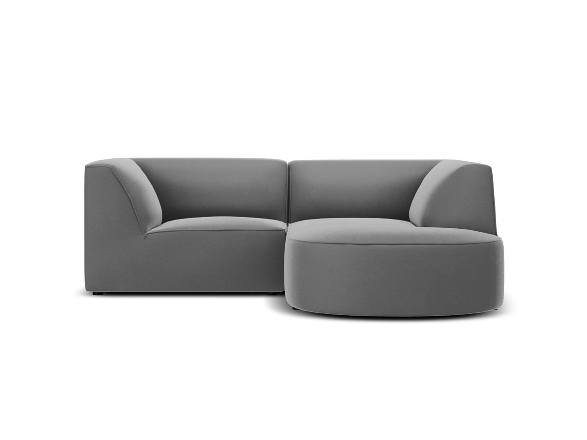 Modulares Ecksofa Siena in Beige-Salvador Samtstoff mit Récamiere, schwarzen Kunststoffbeinen und massivem Holzrahmen, rechts ausgerichtet.