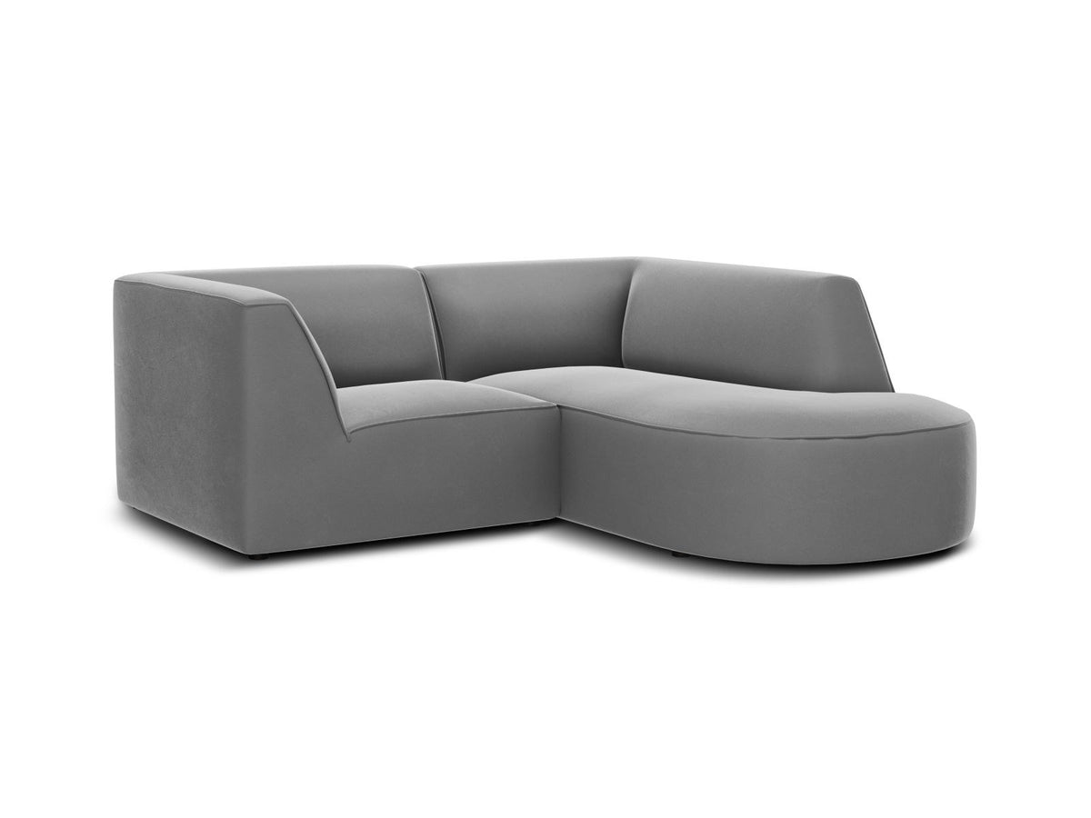 Modulares Ecksofa Siena in Beige-Salvador Samtstoff mit Récamiere, schwarzen Kunststoffbeinen und massivem Holzrahmen, rechts ausgerichtet.
