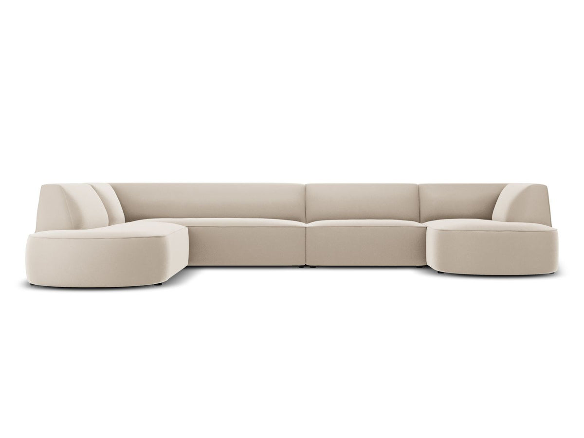 Panorama-Ecksofa links mit Samtbezug in Beige, massivem Holzrahmen und schwarzen Kunststoffbeinen, Modell Siena von Cosmopolitan Design.