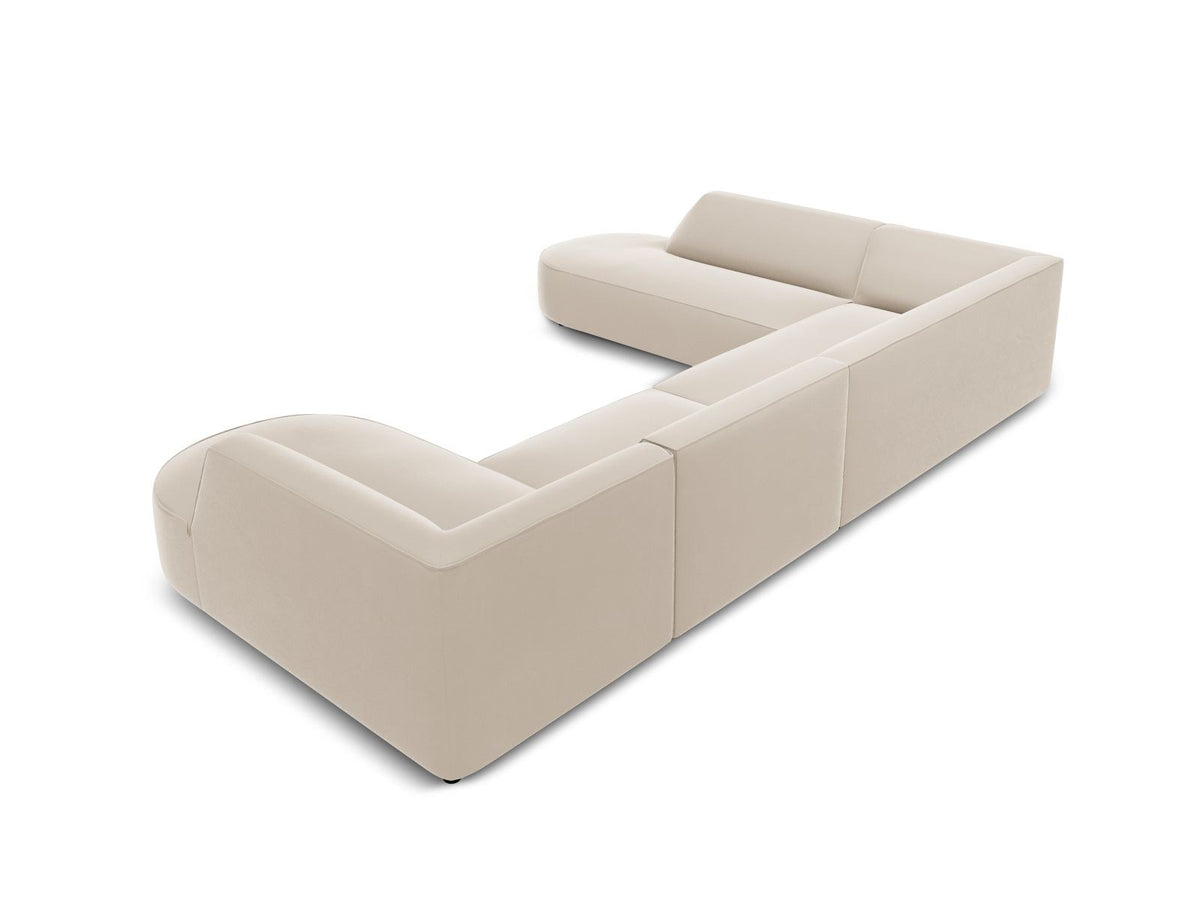 Panorama-Ecksofa links mit Samtbezug in Beige, massivem Holzrahmen und schwarzen Kunststoffbeinen, Modell Siena von Cosmopolitan Design.