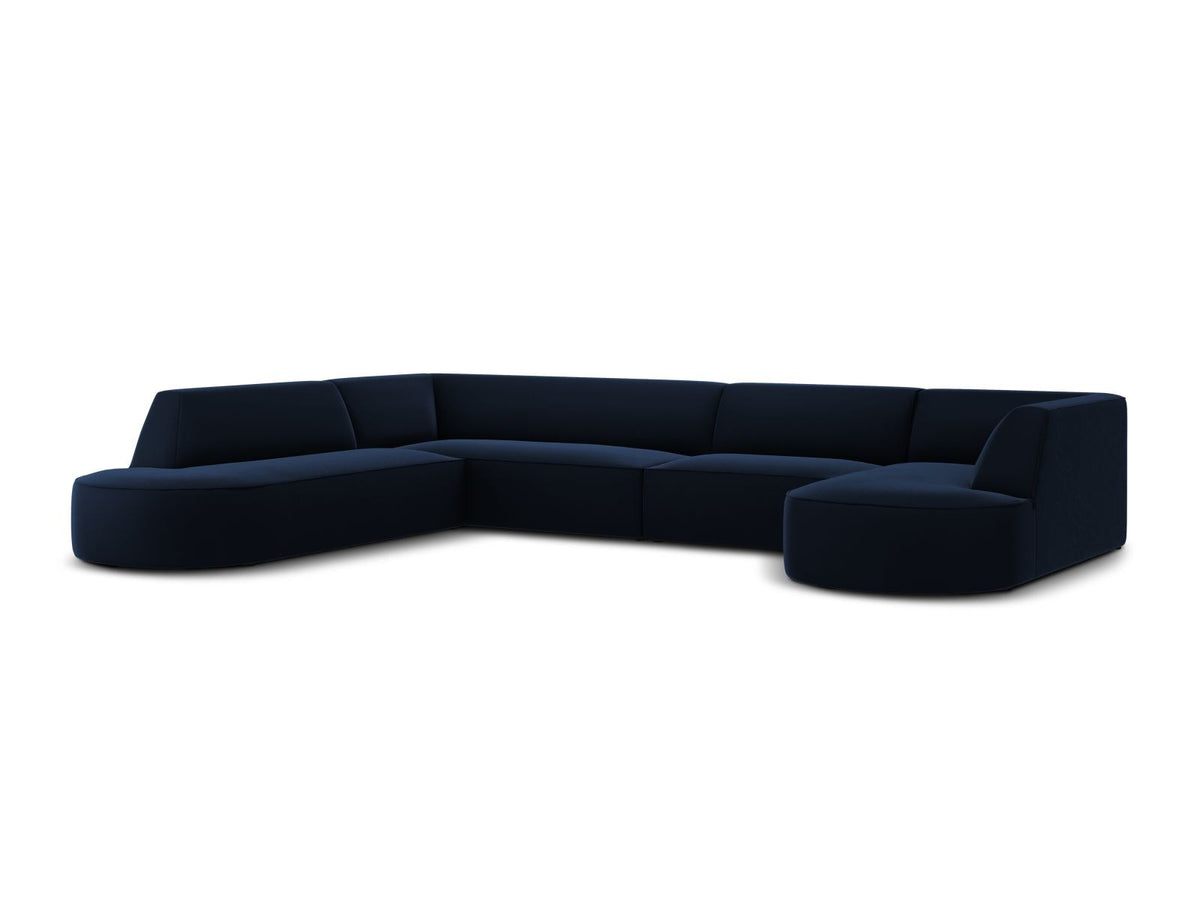 Panorama-Ecksofa links mit Samtbezug in Beige, massivem Holzrahmen und schwarzen Kunststoffbeinen, Modell Siena von Cosmopolitan Design.