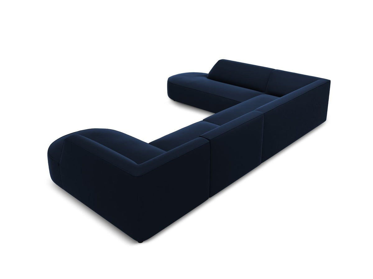 Panorama-Ecksofa links mit Samtbezug in Beige, massivem Holzrahmen und schwarzen Kunststoffbeinen, Modell Siena von Cosmopolitan Design.