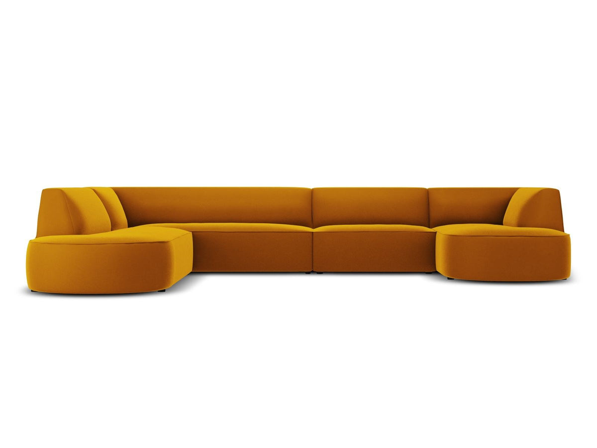 Panorama-Ecksofa links mit Samtbezug in Beige, massivem Holzrahmen und schwarzen Kunststoffbeinen, Modell Siena von Cosmopolitan Design.