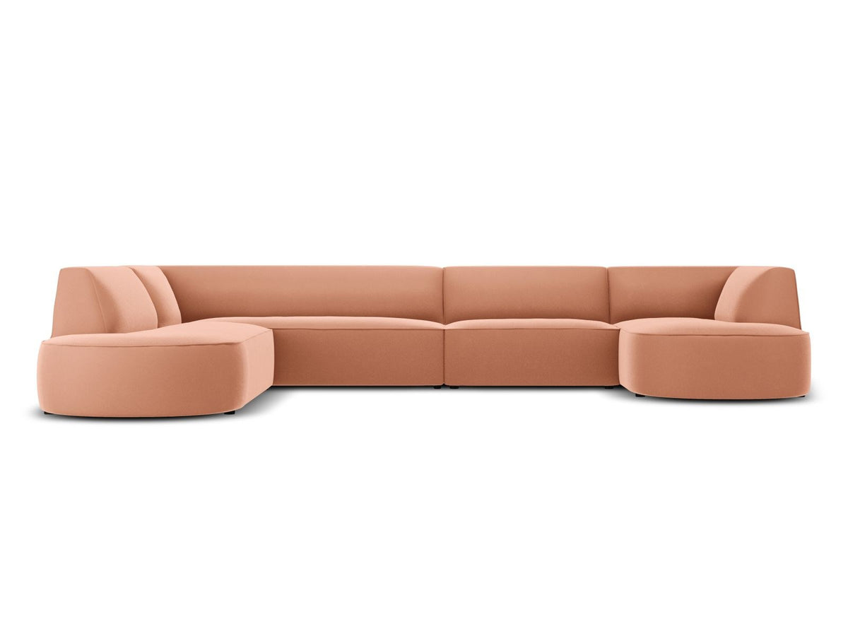 Panorama-Ecksofa links mit Samtbezug in Beige, massivem Holzrahmen und schwarzen Kunststoffbeinen, Modell Siena von Cosmopolitan Design.