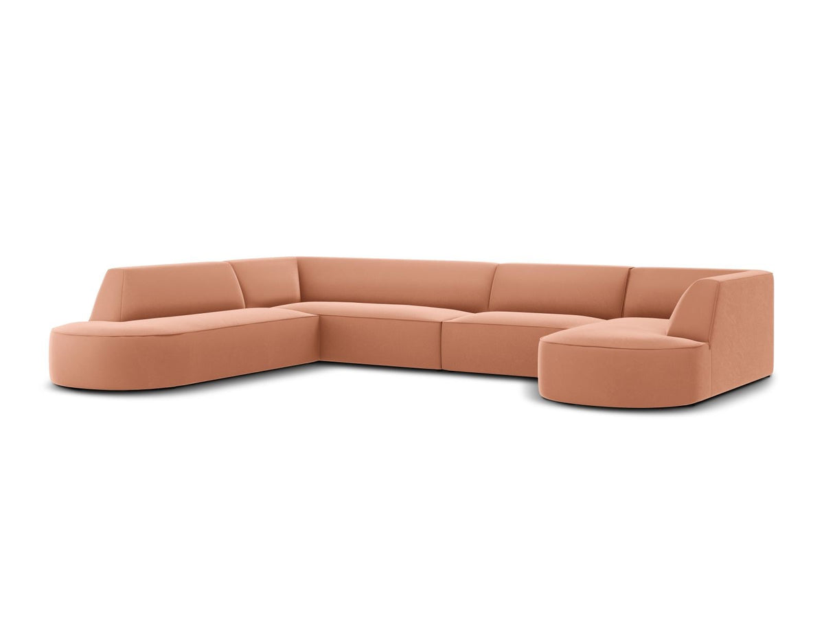 Panorama-Ecksofa links mit Samtbezug in Beige, massivem Holzrahmen und schwarzen Kunststoffbeinen, Modell Siena von Cosmopolitan Design.