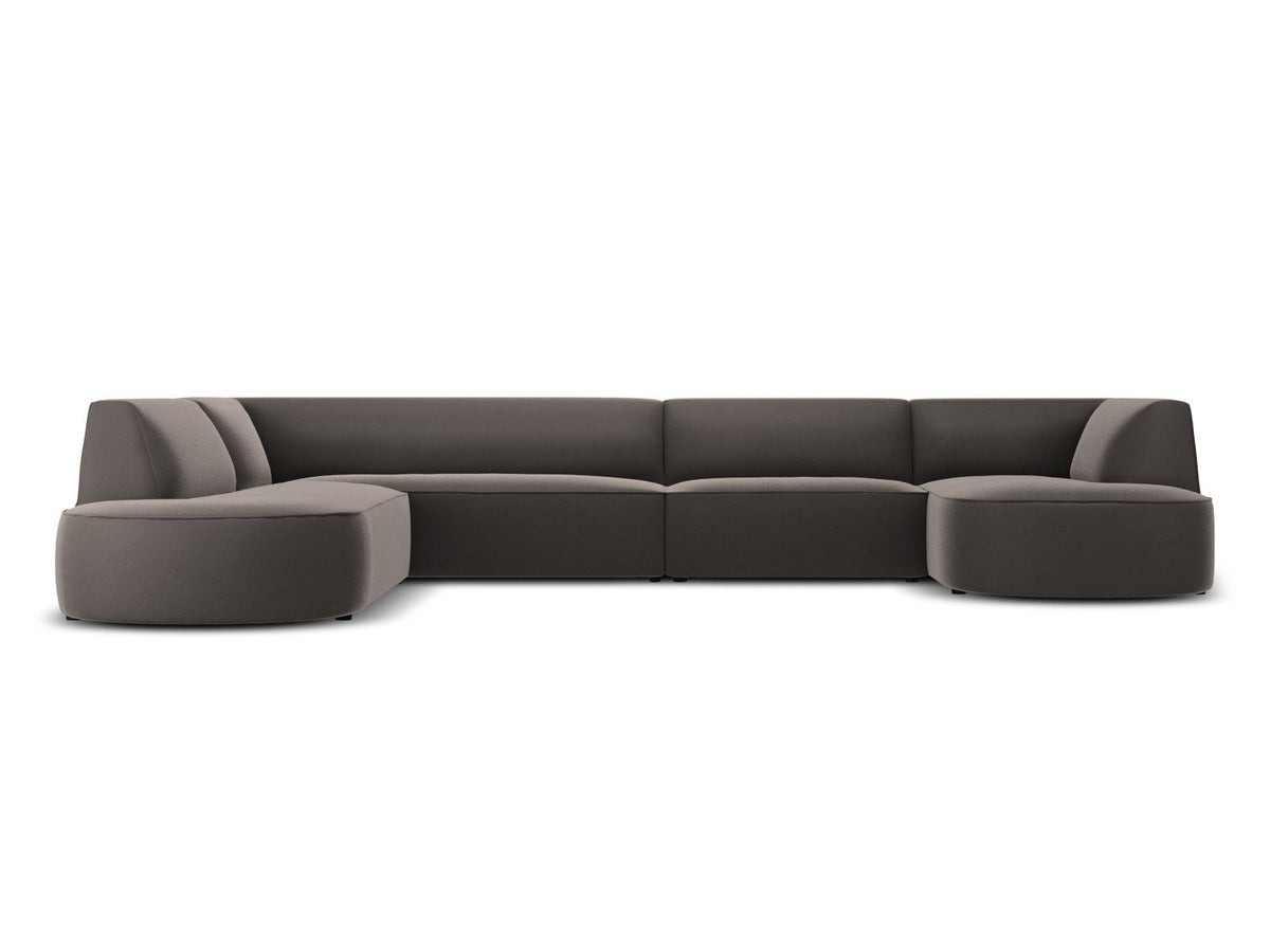 Panorama-Ecksofa links mit Samtbezug in Beige, massivem Holzrahmen und schwarzen Kunststoffbeinen, Modell Siena von Cosmopolitan Design.