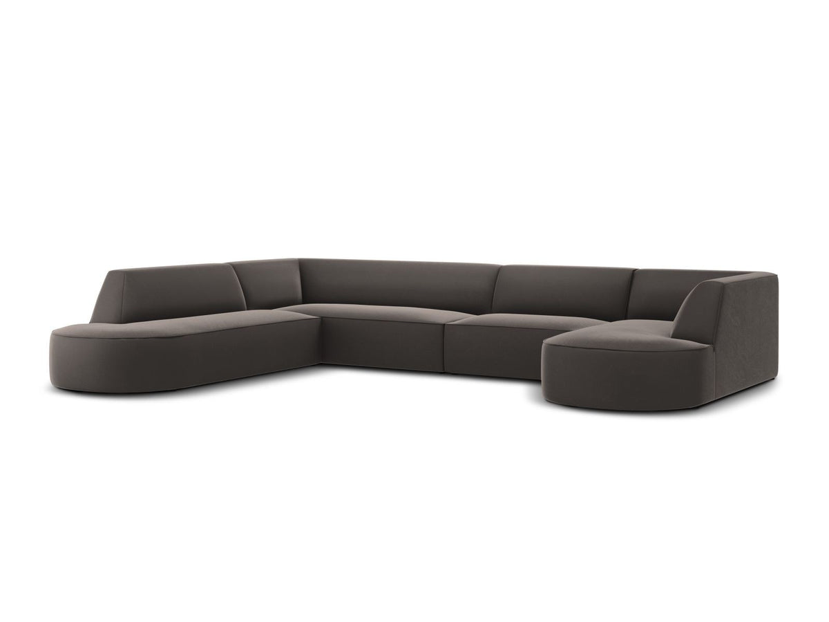 Panorama-Ecksofa links mit Samtbezug in Beige, massivem Holzrahmen und schwarzen Kunststoffbeinen, Modell Siena von Cosmopolitan Design.