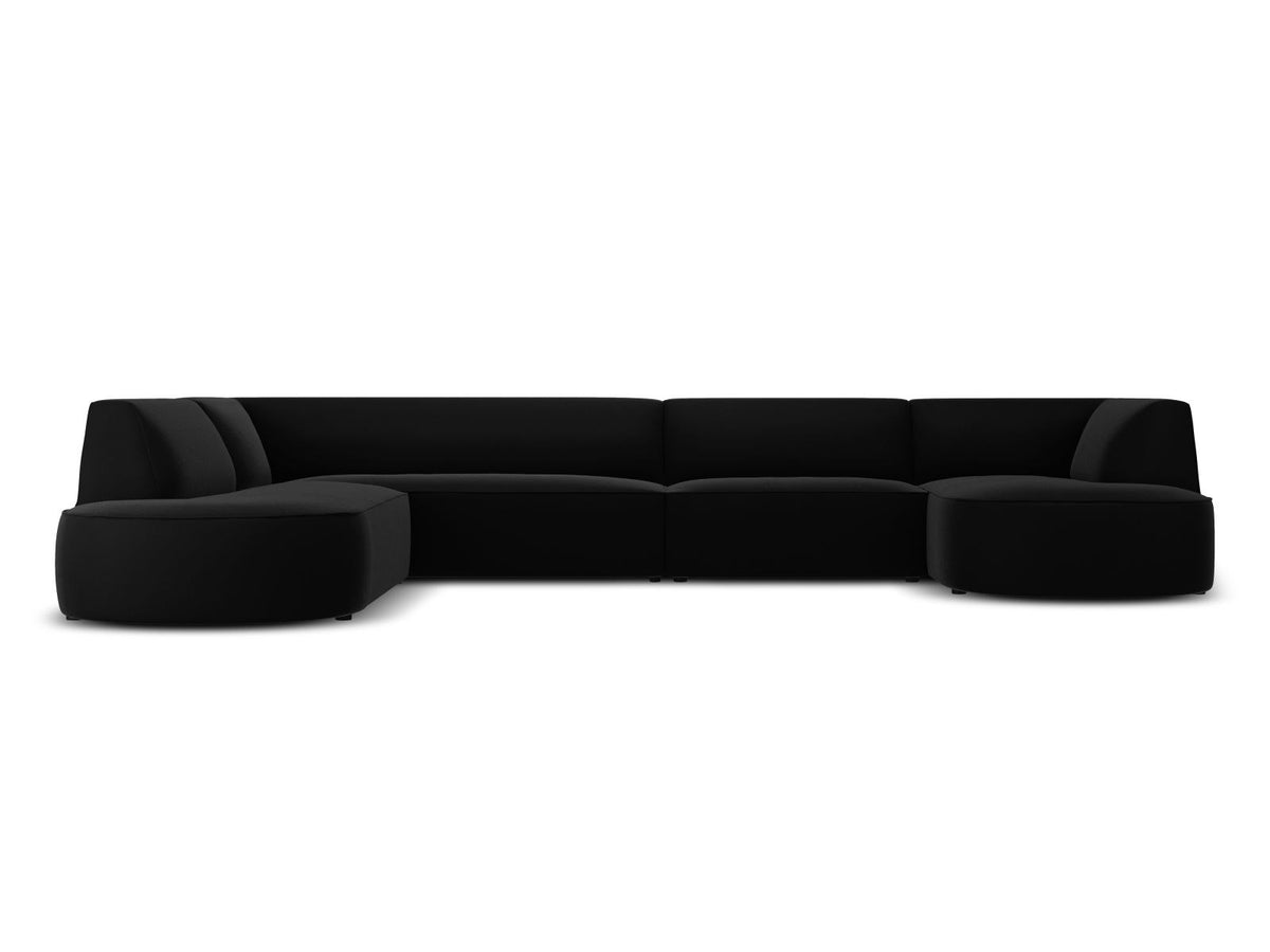 Panorama-Ecksofa links mit Samtbezug in Beige, massivem Holzrahmen und schwarzen Kunststoffbeinen, Modell Siena von Cosmopolitan Design.