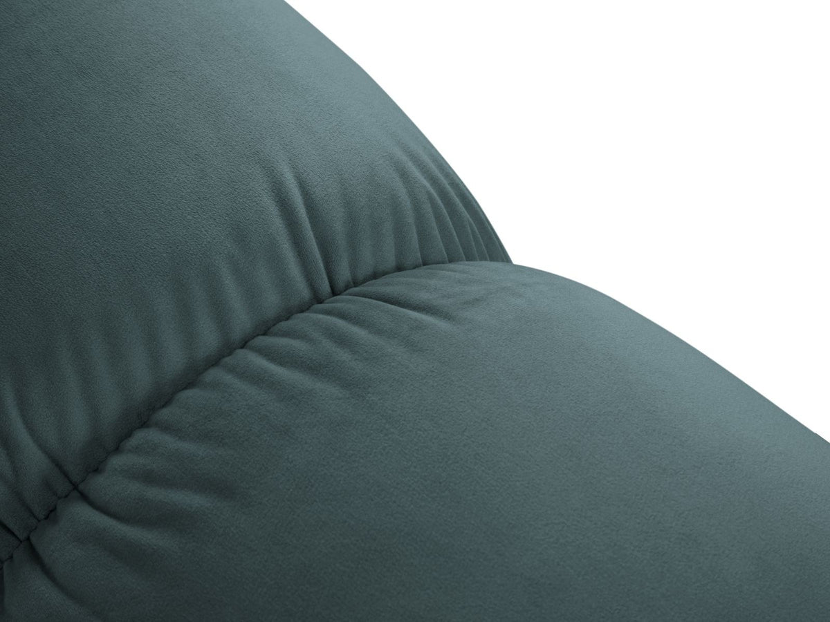 Modulares Ecksofa mit rosa Samtstoff, schwarzen Kunststoffbeinen und gepolsterter Récamiere, Ansicht von vorne links.