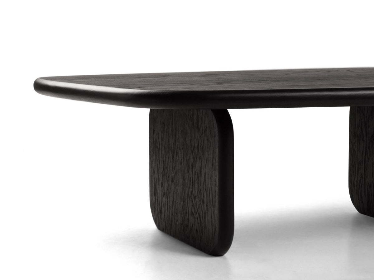 Rechteckiger Couchtisch Sora mit Eichenfurnier in Black Oak-Wood, Holzbeine, gebürstete und lackierte Oberfläche, moderne Form.