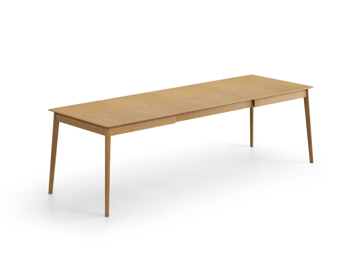 Ausziehbarer Esstisch Noto aus Eichenfurnier mit Beinen aus Eichenholz, Farbe Natural Oak Veneer-Wood, rechteckige Tischform, unausgezogen dargestellt.