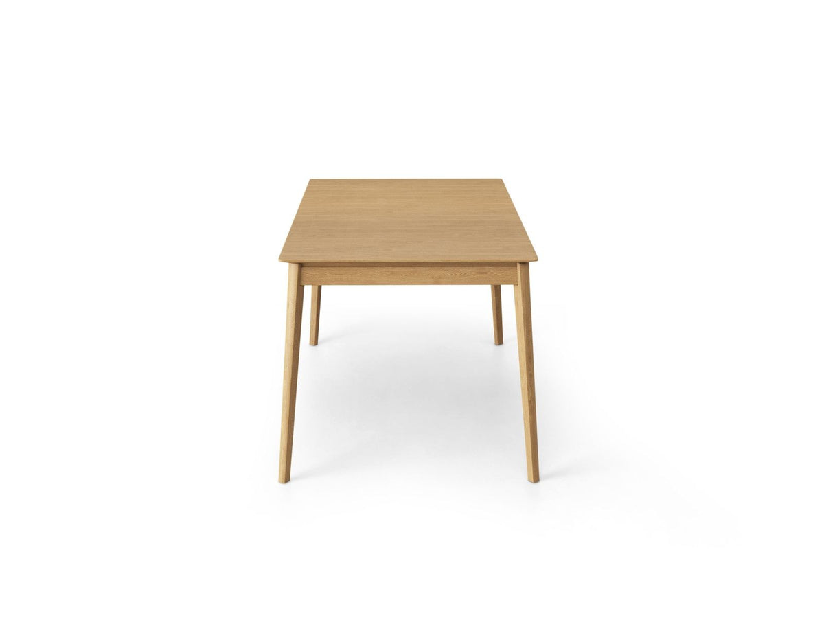 Ausziehbarer Esstisch Noto aus Eichenfurnier mit Beinen aus Eichenholz, Farbe Natural Oak Veneer-Wood, rechteckige Tischform, unausgezogen dargestellt.