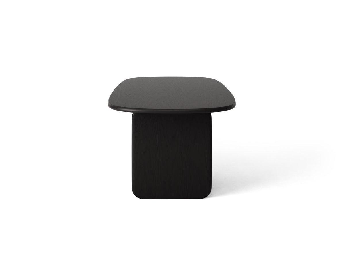 Esstisch aus Holz mit Eichenfurnier in Schwarz, rechteckige Tischplatte mit Holzbeinen, Ansicht von der Seite.