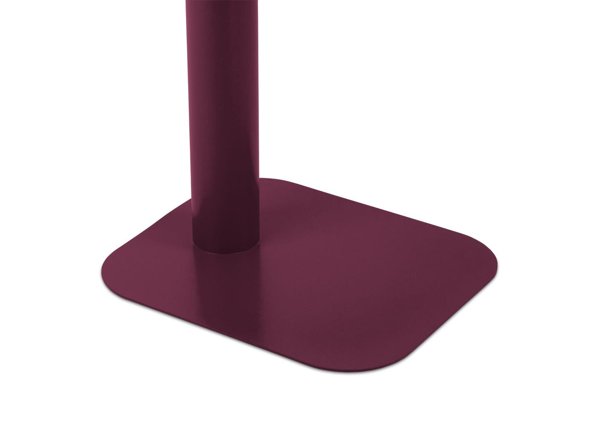 Beistelltisch Noli aus pulverbeschichtetem Metall in Burgundy mit schlankem, rundem Rohrbein und rechteckiger Tischplatte.