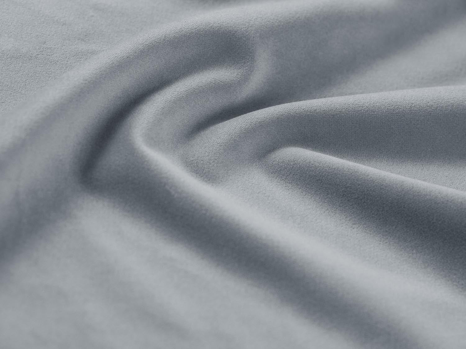 Elegantes 7-Sitzer Sofa in sanftem Hellblau, bietet Stauraum und eine bequeme Schlaffunktion für entspannte Nächte.