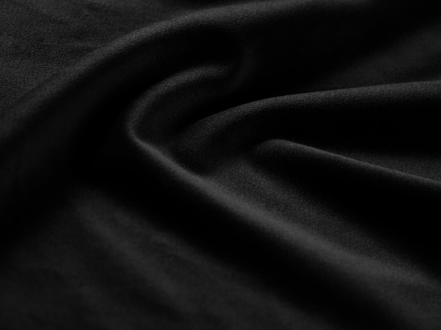 Stylisches Kyoto Velour Panoramic Sofa in Schwarz, 7-Sitzer mit praktischem Stauraum und umwandelbarer Schlaffunktion für entspannte Abende.