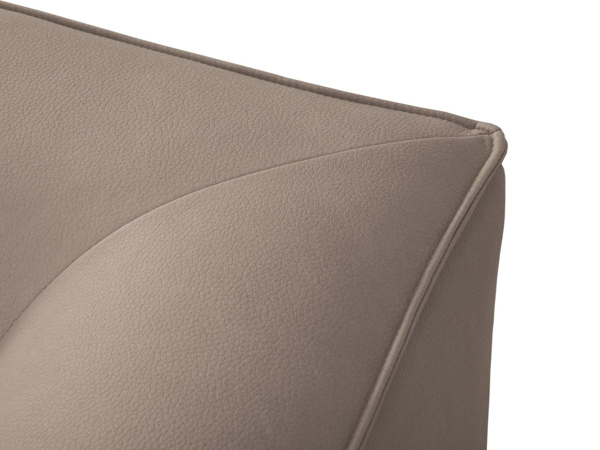 Panorama-Ecksofa links Siena in Light Beige-Pacifico Kunstleder mit Récamiere, Massivholzrahmen und schwarzen Kunststoffbeinen, 7-Sitzer Ausführung.