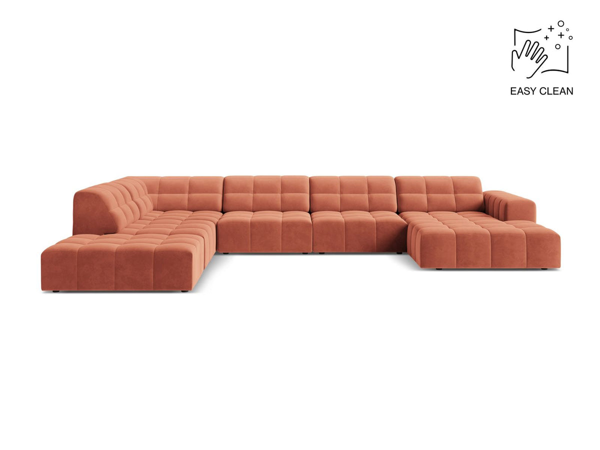 Ecksofa links Chicago von Cosmopolitan Design in Light Beige-Venus Samtstoff, Panoramic-Form mit Récamiere und schwarzen Kunststoffbeinen.