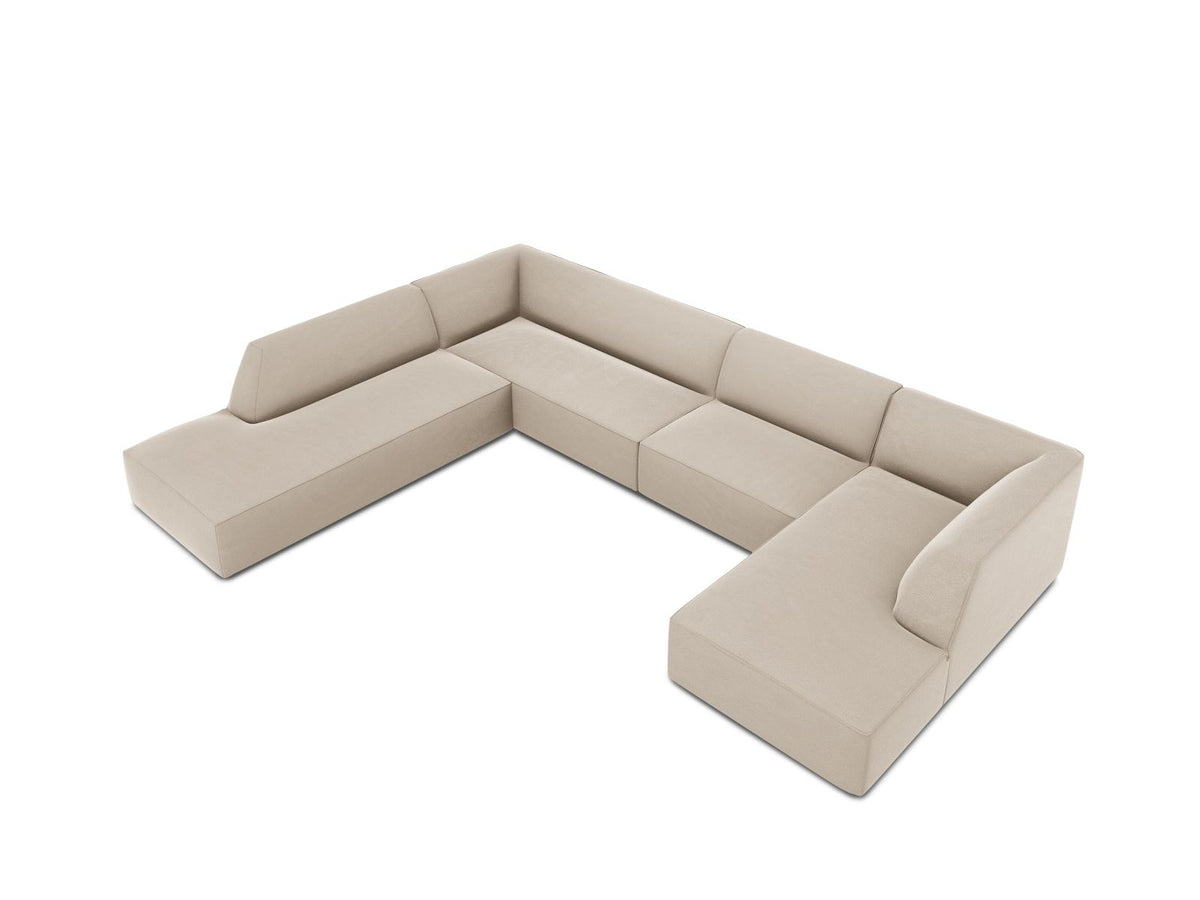 Panorama-Ecksofa links mit Samtbezug in Beige, massivem Holzrahmen und schwarzen Kunststoffbeinen, Modell Siena von Cosmopolitan Design.