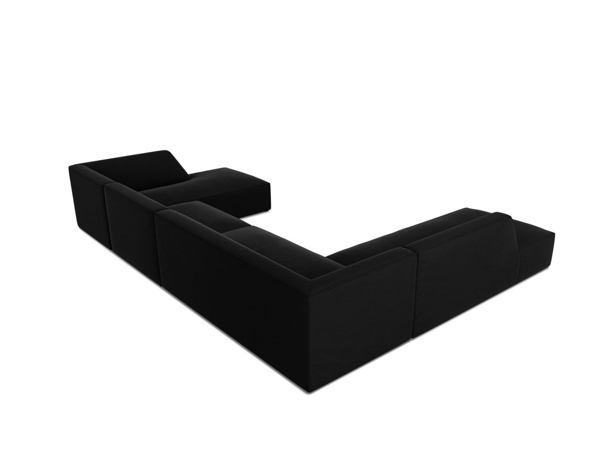 Panorama-Ecksofa links mit Samtbezug in Beige, massivem Holzrahmen und schwarzen Kunststoffbeinen, Modell Siena von Cosmopolitan Design.