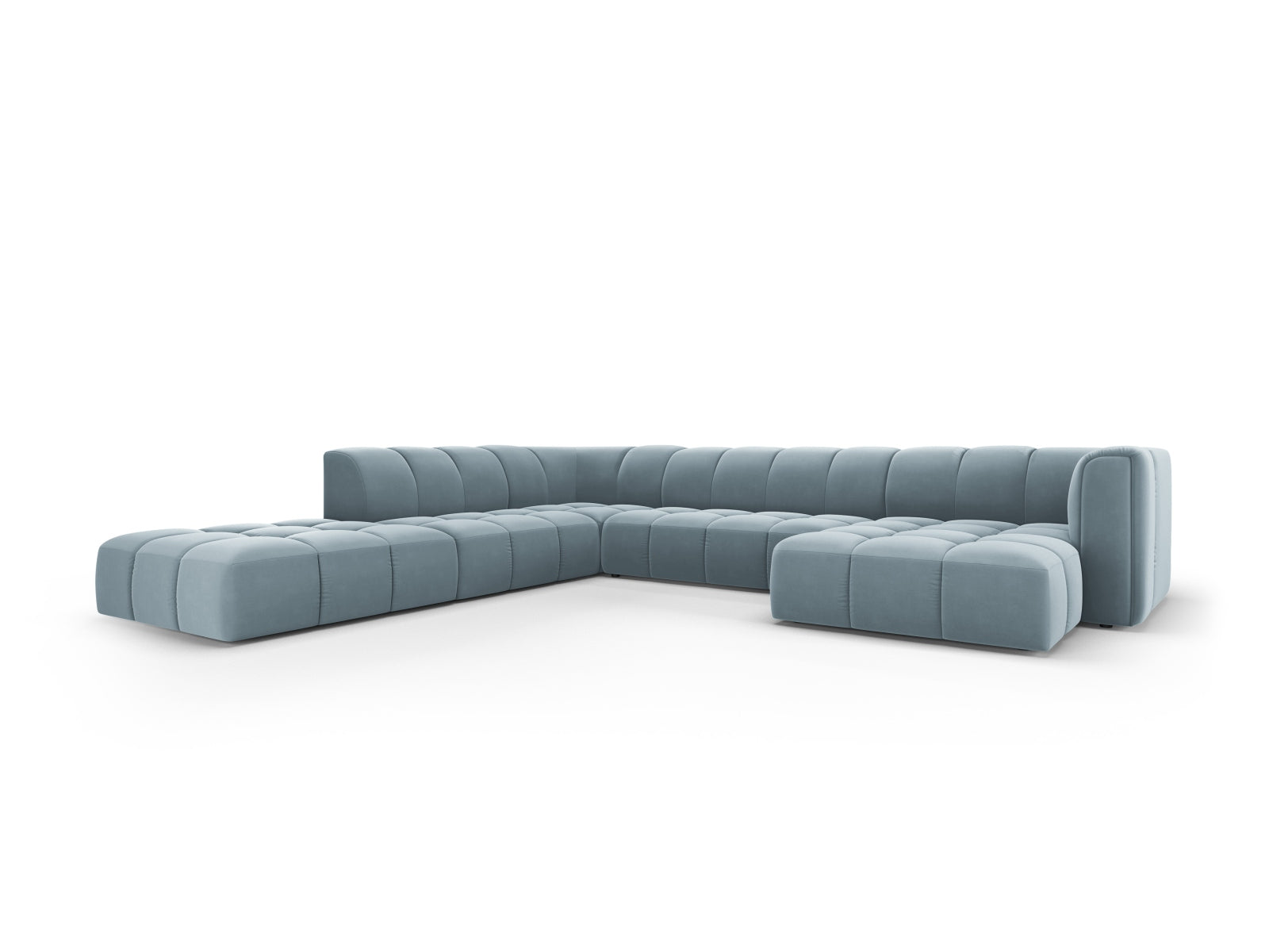 Elegantes 7-Sitzer Ecksofa Moritz in sanftem Hellblau, ideal für moderne Wohnräume, präsentiert in stilvollem Design von Cosmopolitan.