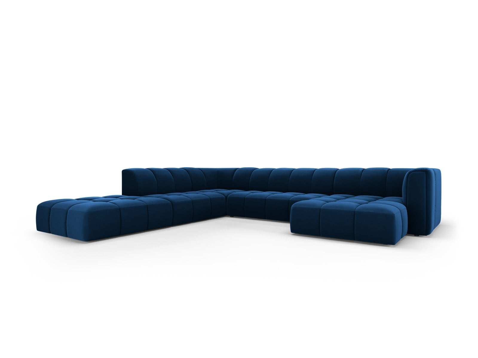 Elegantes 7-Sitzer Ecksofa Moritz in Royal Blue-Bluvel, ideal für stilvolle Wohnräume, präsentiert in modernem Design von Cosmopolitan.