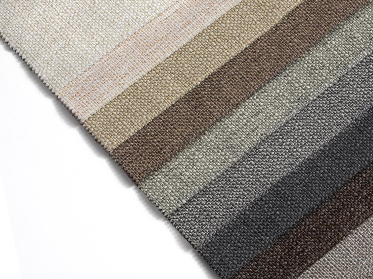 Beiges 7-Sitzer Ecksofa mit eleganten schwarzen Details, 235 cm lang, ideal für stilvolle Wohnräume und gesellige Abende.