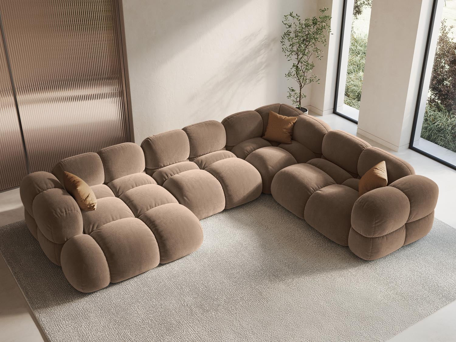 Elegantes Loretto Velour Panoramic Ecksofa in Dark Beige-Vogue, ideal für stilvolle Wohnräume, präsentiert in einer einladenden Atmosphäre.