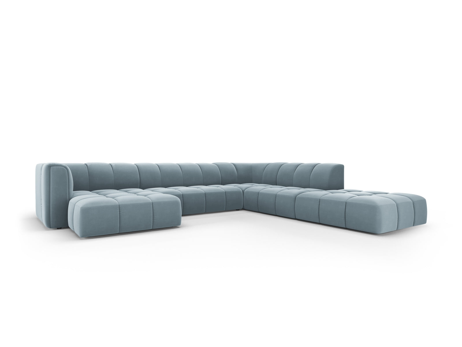 Elegantes 7-Sitzer Ecksofa Moritz in sanftem Hellblau, ideal für moderne Wohnräume, präsentiert in stilvollem Design von Cosmopolitan.