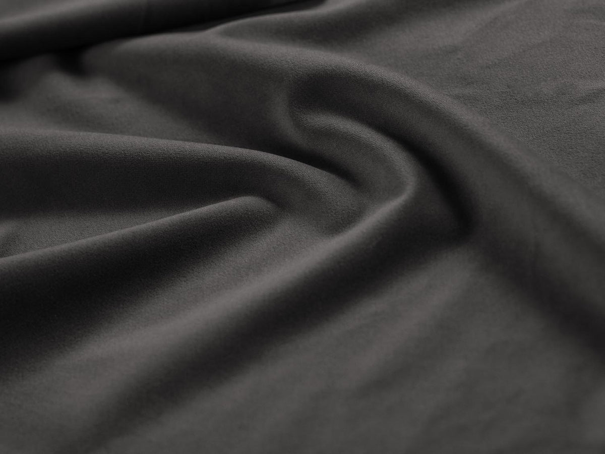 Vienna Velour Panoramic Ecksofa rechts 7 Sitzer 235cm in Dark Grey/Schwarz-Bluvel präsentiert im Onlineshop von KAQTU Design AG. Ecksofa rechts ist von Cosmopolitan Design