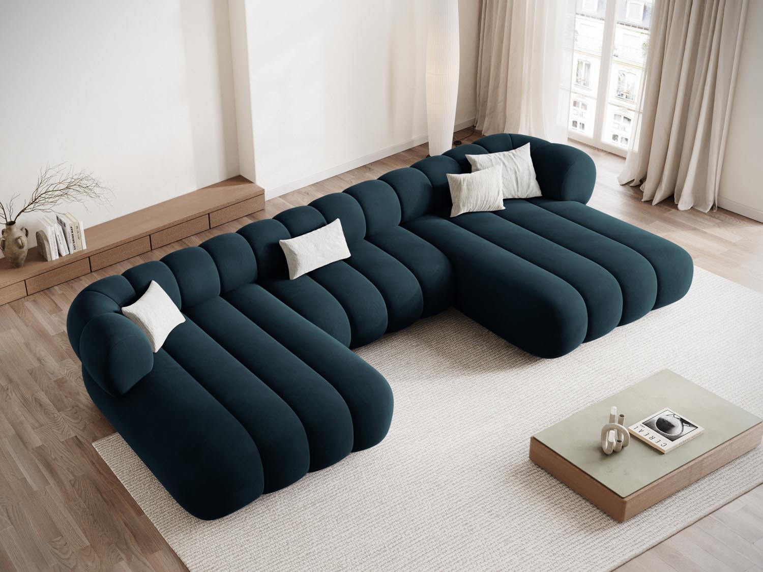 Elegantes Koge Velour Panoramic Sofa für 6 Personen in tiefem Petrol, stilvoll und modern, ideal für jedes Wohnzimmer.