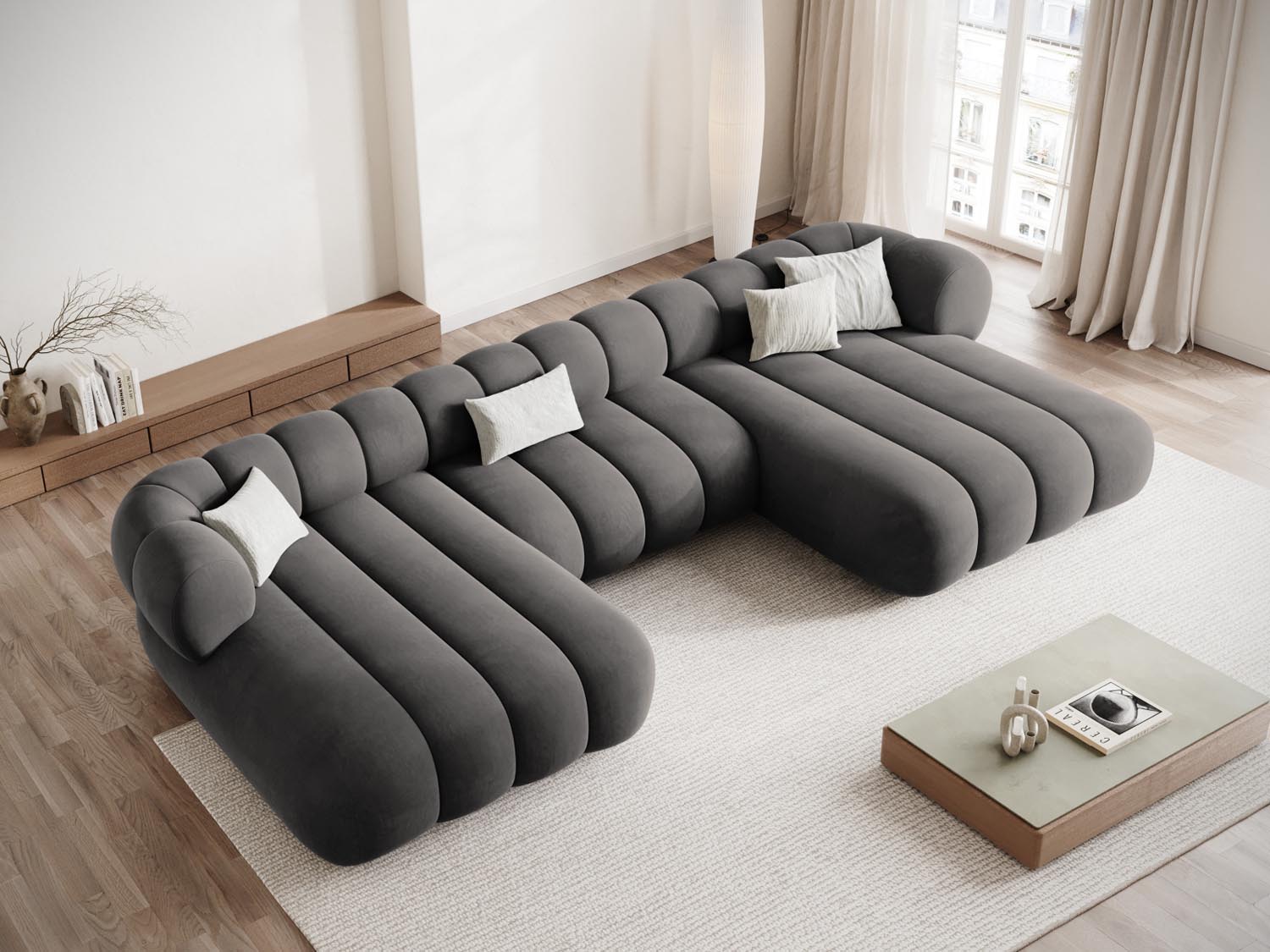 Elegantes Koge Velour Panoramic Sofa für 6 Personen in stilvollem Grau, ideal für moderne Wohnräume und gemütliche Abende.