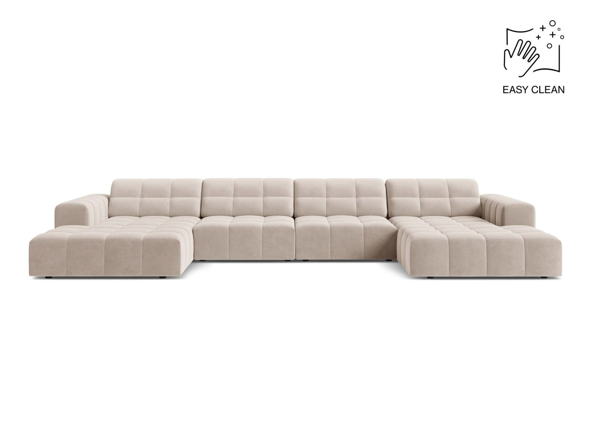Beige-farbenes Panoramic-Sofa mit Samtbezug, sechs Sitzplätzen, abgewinkelter Rückenlehne und schwarzen Kunststoffbeinen.
