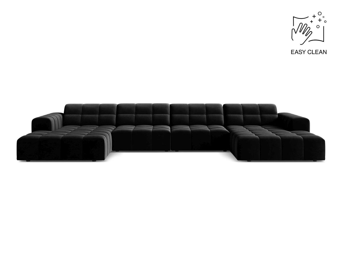 Beige-farbenes Panoramic-Sofa mit Samtbezug, sechs Sitzplätzen, abgewinkelter Rückenlehne und schwarzen Kunststoffbeinen.