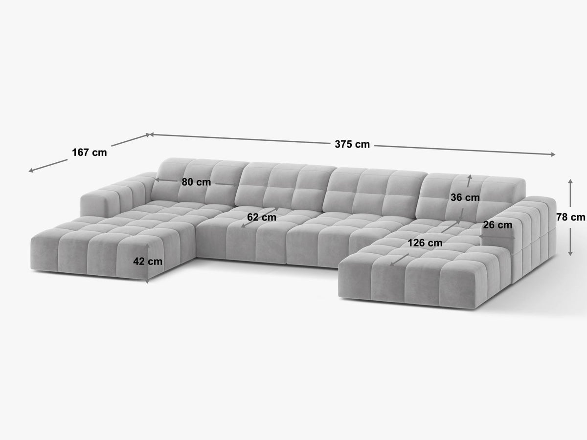 Beige-farbenes Panoramic-Sofa mit Samtbezug, sechs Sitzplätzen, abgewinkelter Rückenlehne und schwarzen Kunststoffbeinen.