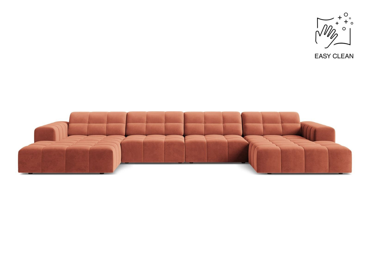 Beige-farbenes Panoramic-Sofa mit Samtbezug, sechs Sitzplätzen, abgewinkelter Rückenlehne und schwarzen Kunststoffbeinen.