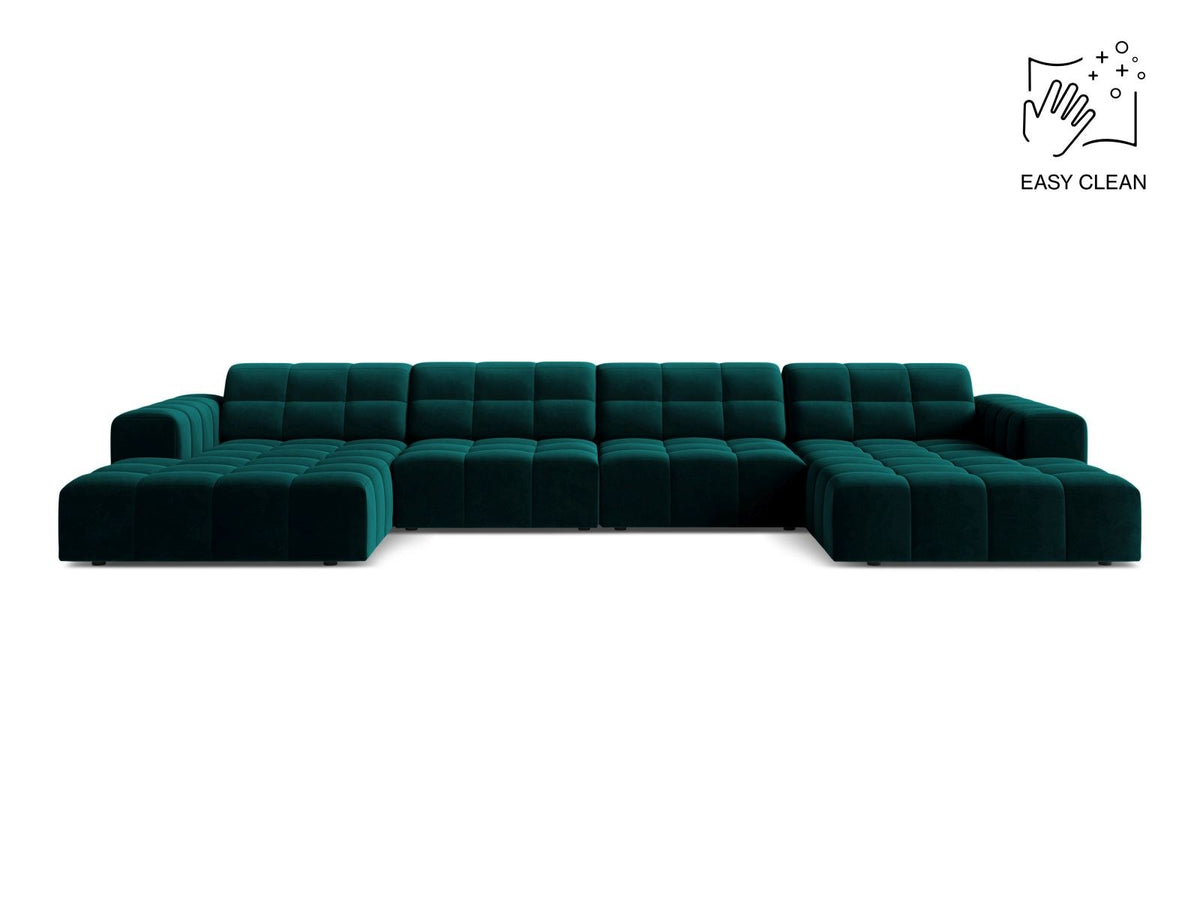 Beige-farbenes Panoramic-Sofa mit Samtbezug, sechs Sitzplätzen, abgewinkelter Rückenlehne und schwarzen Kunststoffbeinen.