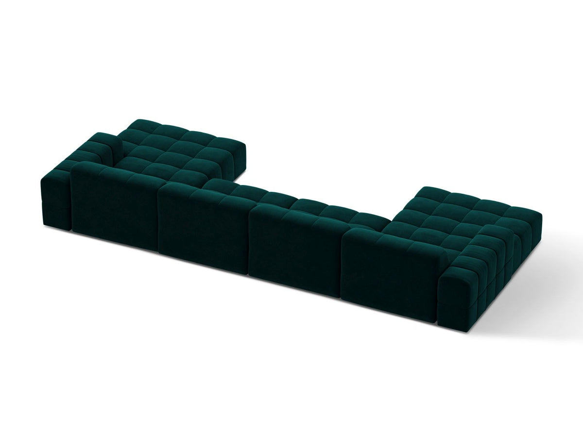 Beige-farbenes Panoramic-Sofa mit Samtbezug, sechs Sitzplätzen, abgewinkelter Rückenlehne und schwarzen Kunststoffbeinen.