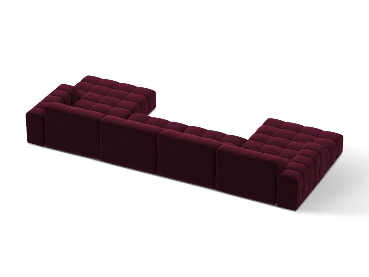 Beige-farbenes Panoramic-Sofa mit Samtbezug, sechs Sitzplätzen, abgewinkelter Rückenlehne und schwarzen Kunststoffbeinen.