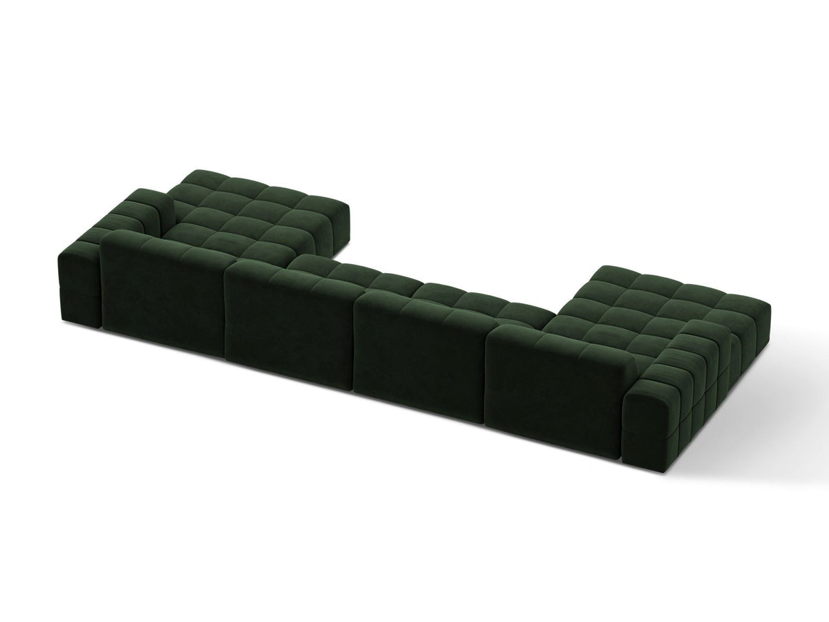 Beige-farbenes Panoramic-Sofa mit Samtbezug, sechs Sitzplätzen, abgewinkelter Rückenlehne und schwarzen Kunststoffbeinen.
