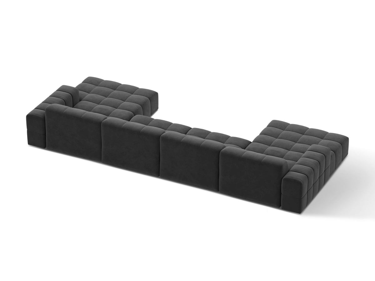 Beige-farbenes Panoramic-Sofa mit Samtbezug, sechs Sitzplätzen, abgewinkelter Rückenlehne und schwarzen Kunststoffbeinen.