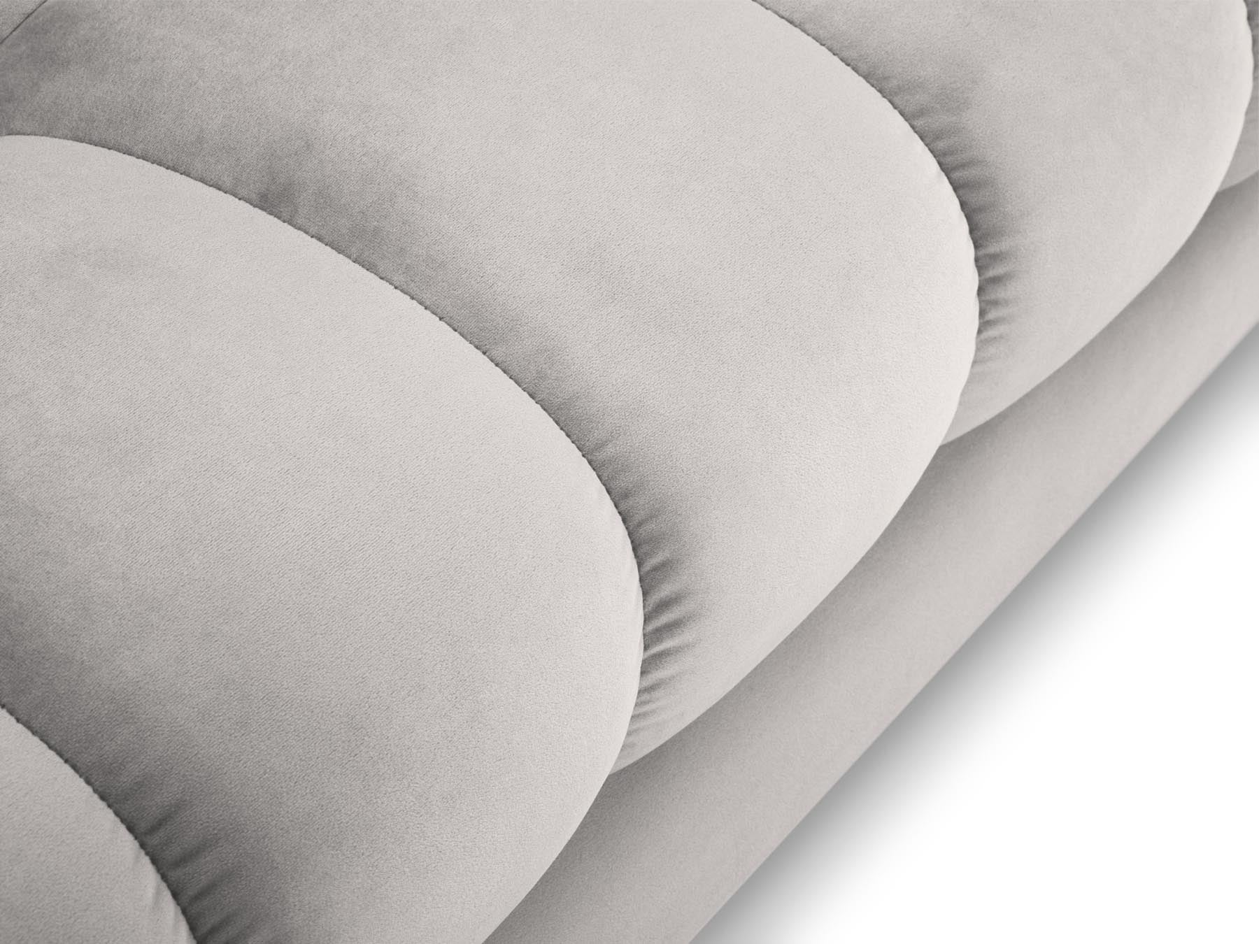 Geräumiges 7-Sitzer Panoramic Sofa Bali in stilvollem Silver-Bluvel, perfekt für gesellige Abende und gemütliche Zusammenkünfte.