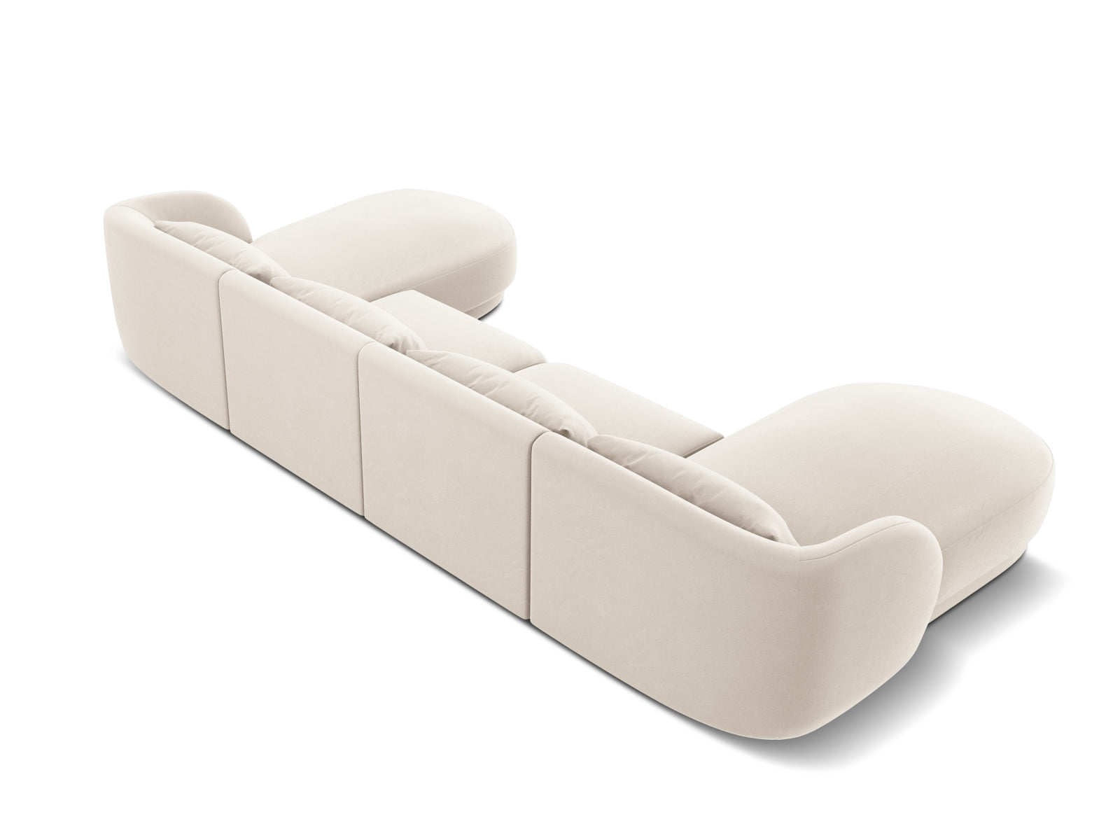Elegantes Tulum Velour Panoramic Sofa in warmen Beigetönen, ideal für stilvolle Wohnräume und bietet Platz für bis zu fünf Personen.