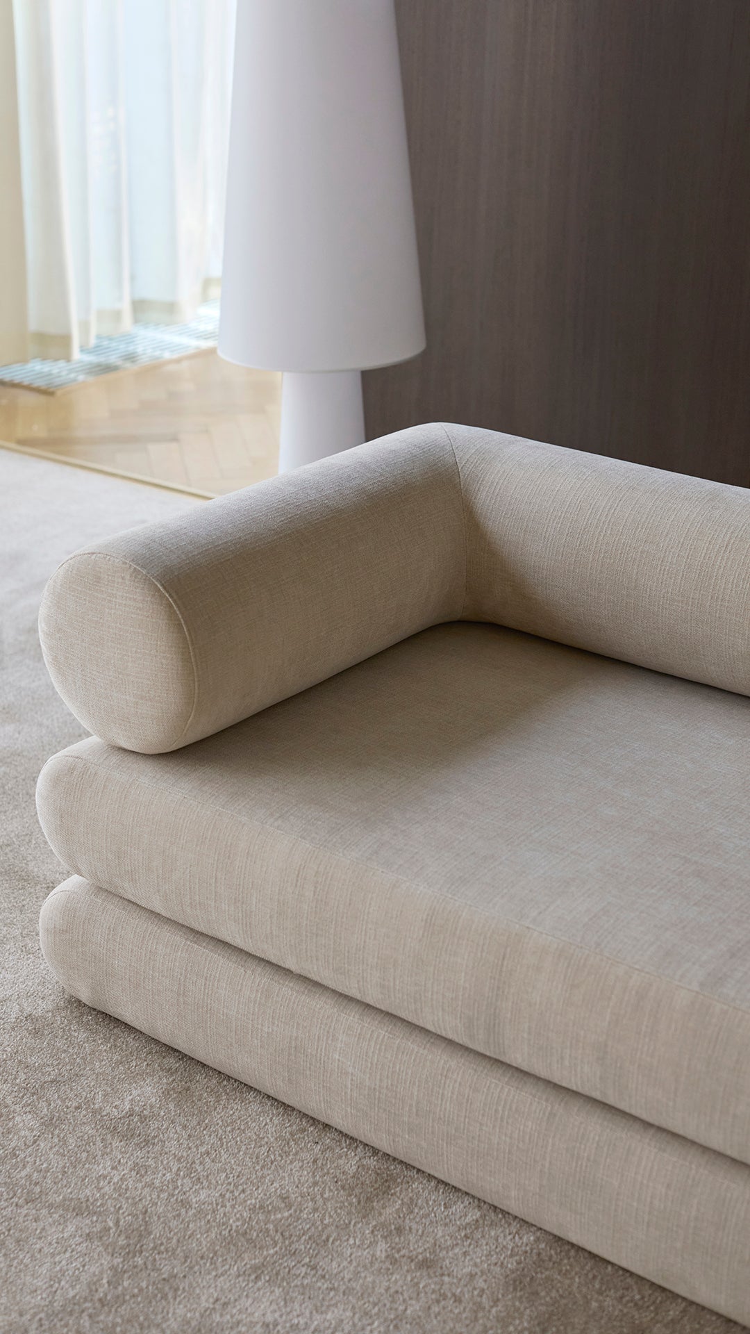 Circlus Tagesbett L-Shaped Armlehnen in 410 Esina Almond präsentiert im Onlineshop von KAQTU Design AG. Bettsofa ist von Innovation Living