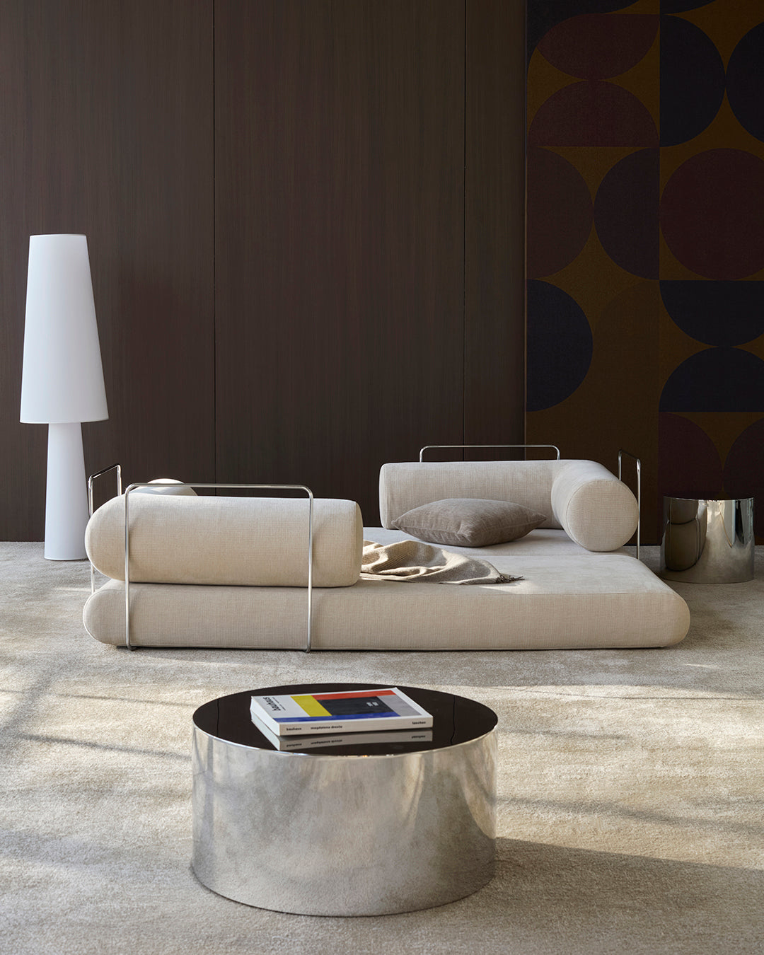 Circlus Tagesbett L-Shaped Armlehnen in 410 Esina Almond präsentiert im Onlineshop von KAQTU Design AG. Bettsofa ist von Innovation Living