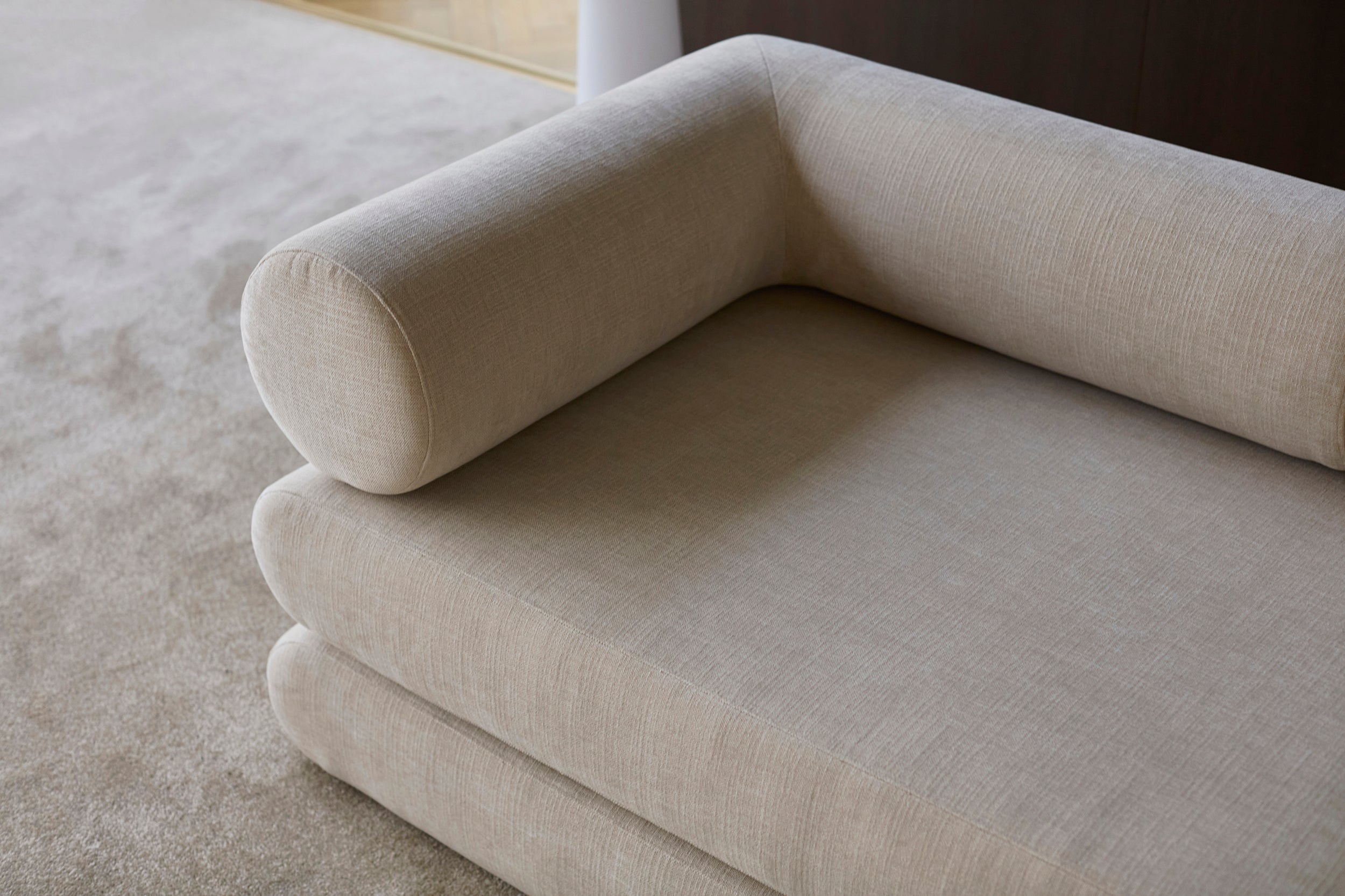 Circlus Tagesbett L-Shaped Armlehnen in 410 Esina Almond präsentiert im Onlineshop von KAQTU Design AG. Bettsofa ist von Innovation Living