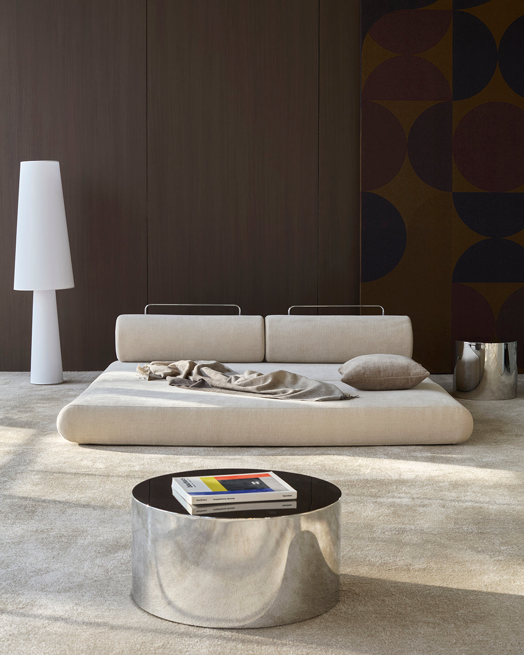 Circlus Tagesbett Mit Rückenpolstern in 410 Esina Almond präsentiert im Onlineshop von KAQTU Design AG. Bettsofa ist von Innovation Living
