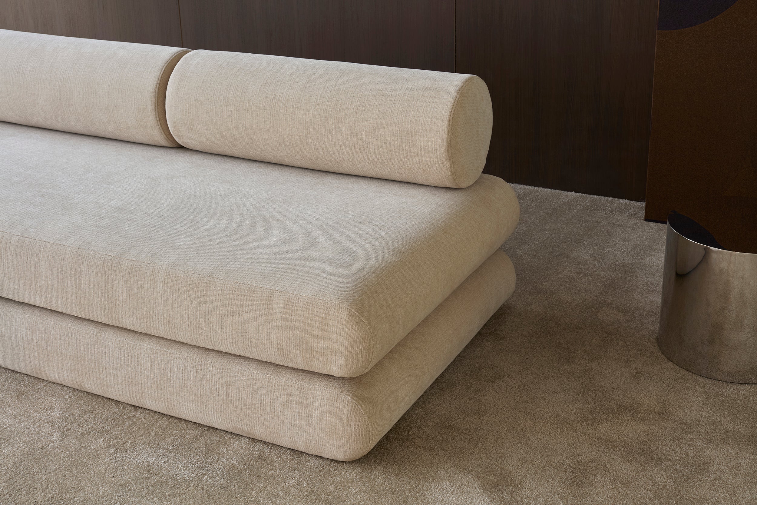Circlus Tagesbett Mit Rückenpolstern in 410 Esina Almond präsentiert im Onlineshop von KAQTU Design AG. Bettsofa ist von Innovation Living